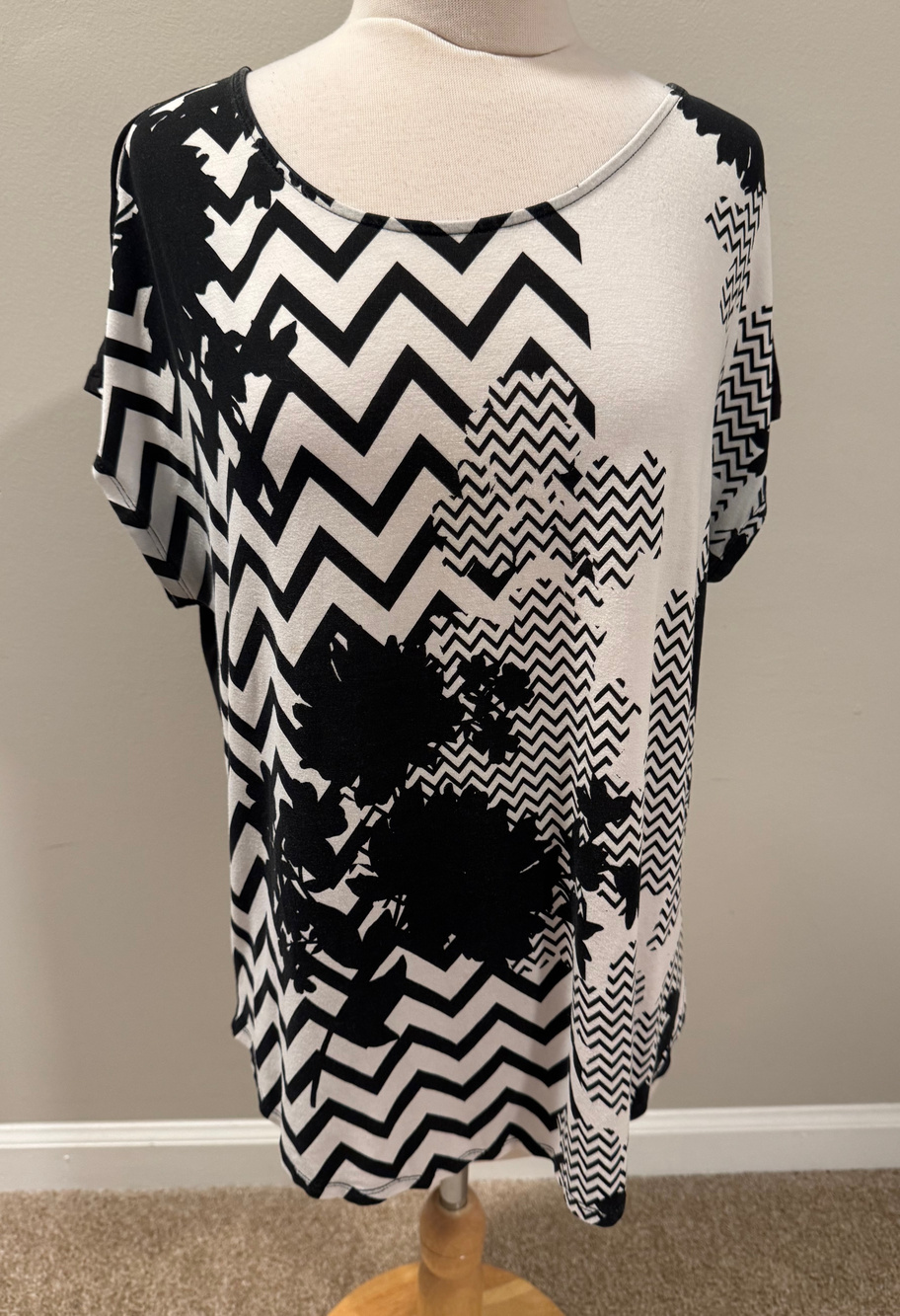 Chico's Size 2 Large 12 Top Black White Chevron Graphic Splatter Dolman Sleeve